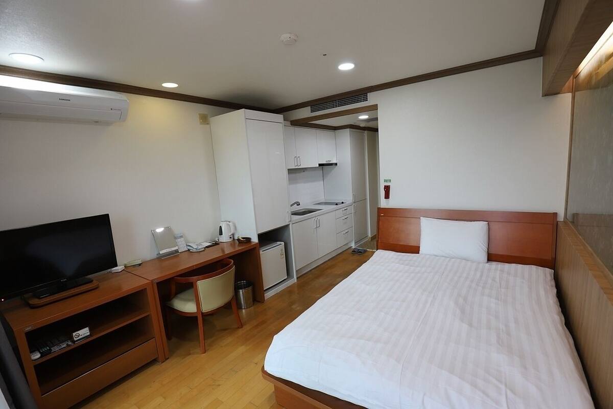 Deluxe Double Room | Desk, laptop workspace, blackout drapes, soundproofing