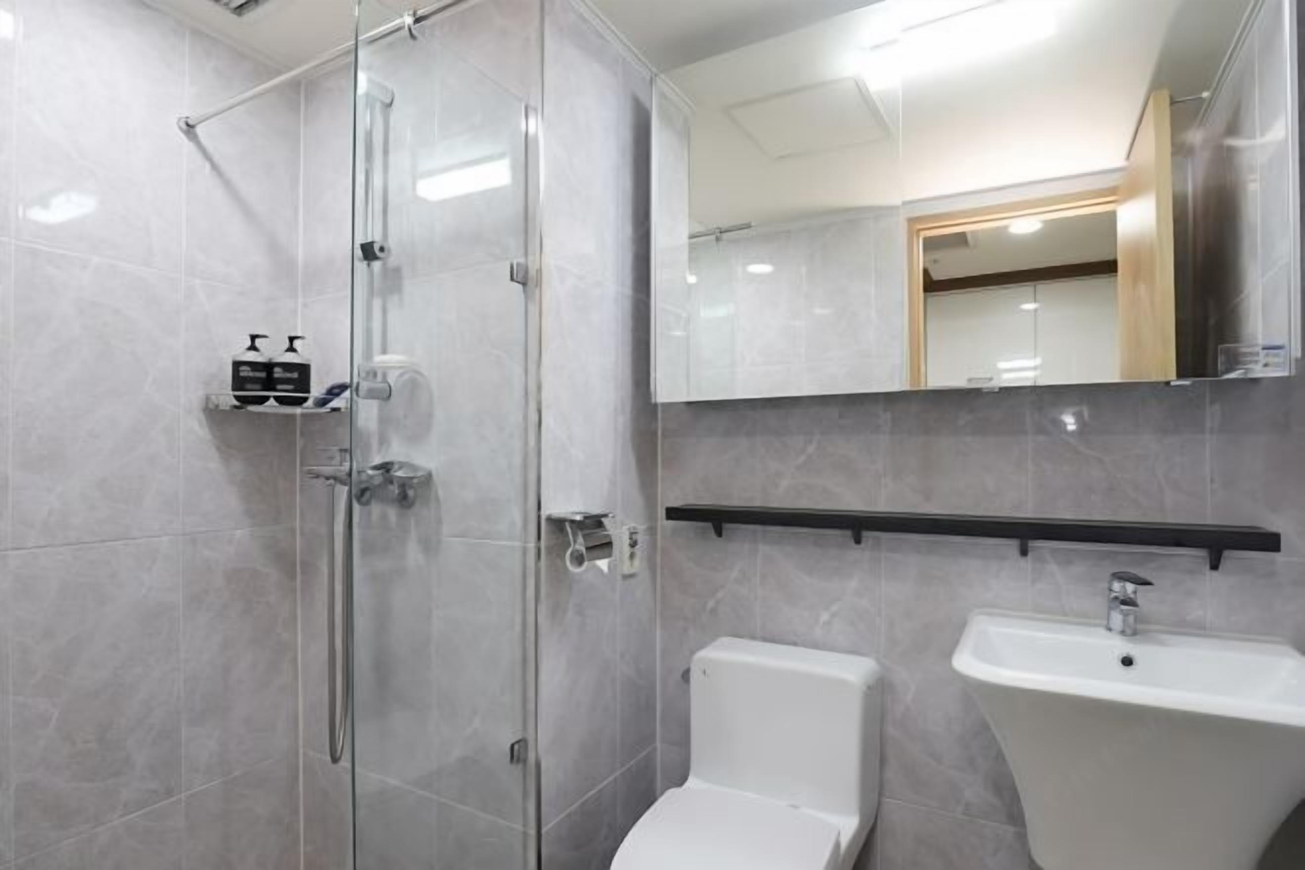 Ducha, artículos de tocador gratuitos, secador de pelo, batas