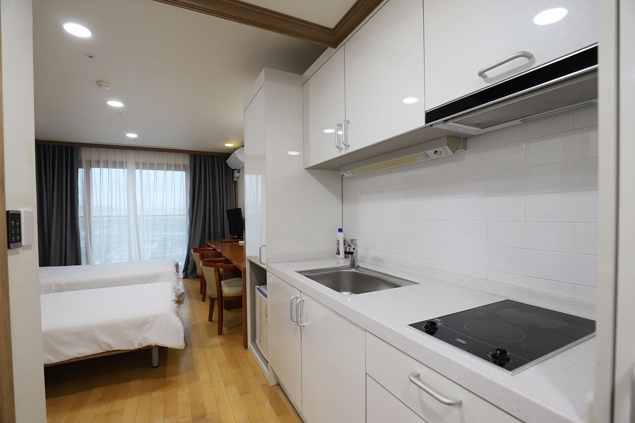 Deluxe Twin Room | Private kitchenette | Fridge, electric kettle, rice cooker, cookware/dishes/utensils