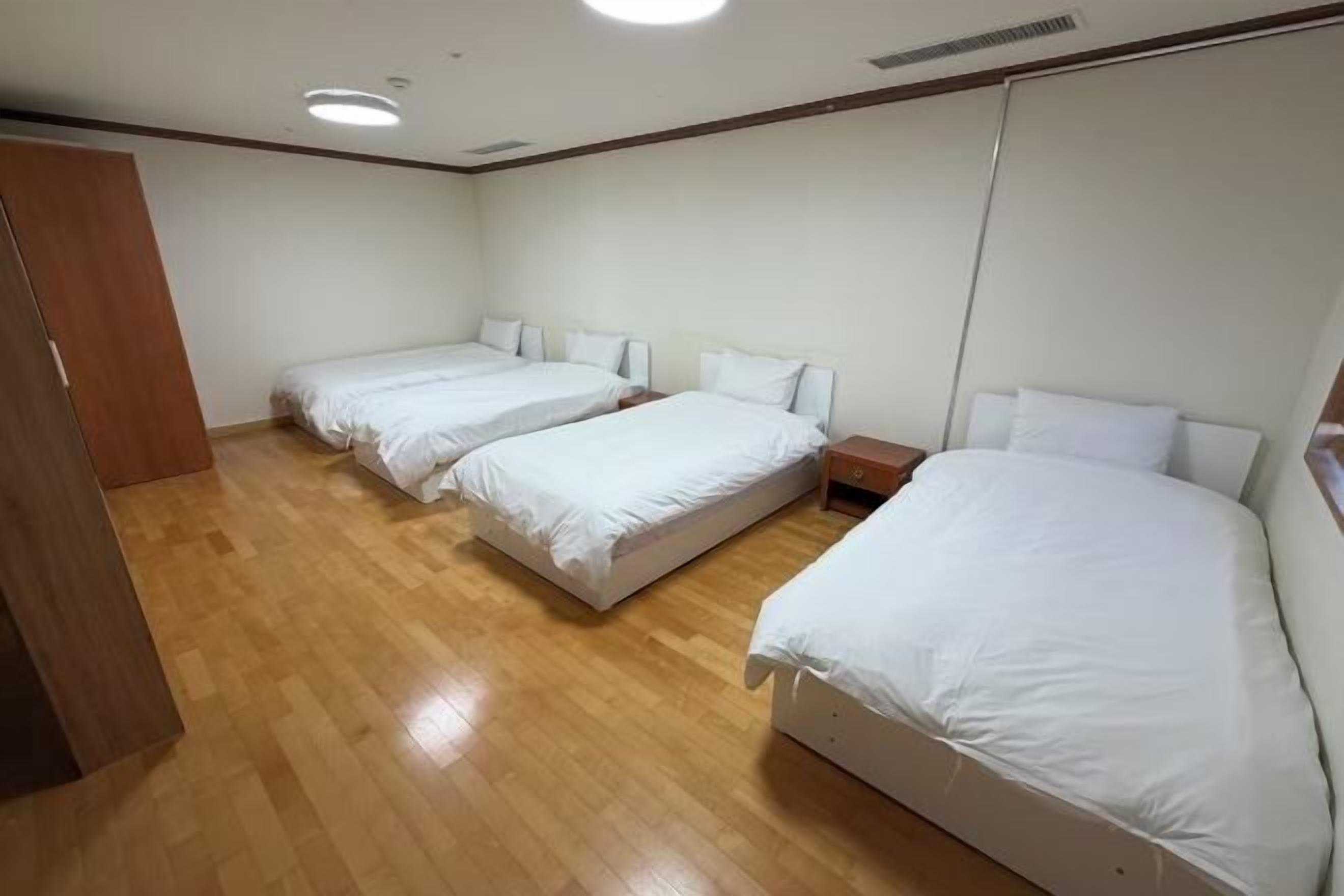 Yksilöllisesti sisustettu, yksilöllisesti kalustettu, työpöytä