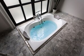 Couples treatment rooms, sauna, hot tub, steam room, hot springs