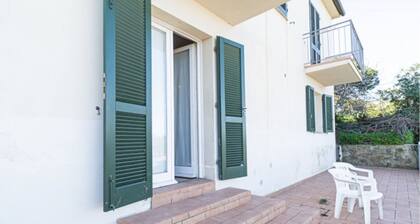 Two-room apartment with sea view near the famous Sansone beach