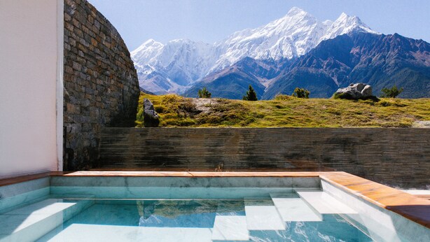A swimming pool with a view of snow-capped mountains. - Shinta Mani Mustang (Jomsom)