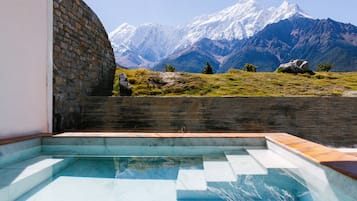 Indoor spa tub