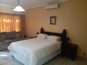 Schreibtisch, Bügeleisen/Bügelbrett, kostenloses WLAN, Bettwäsche