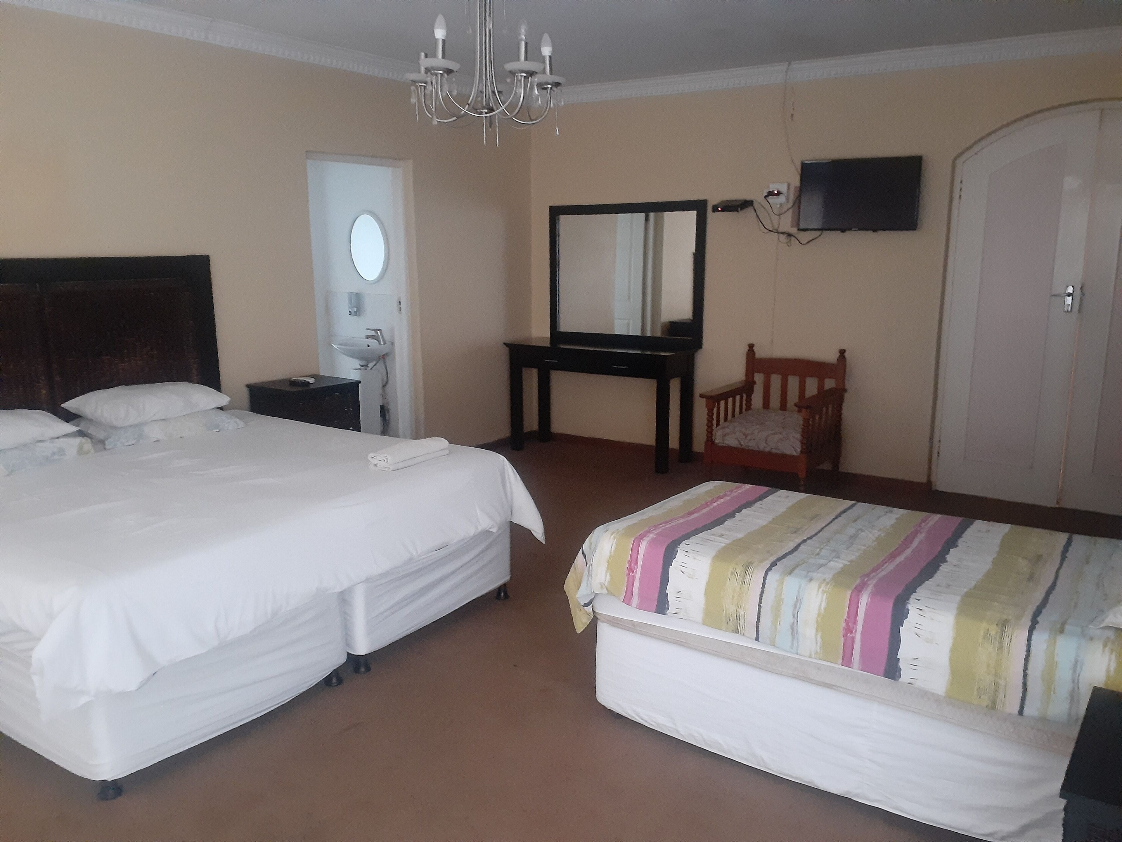 Quarto standard | Escrivaninha, ferros/tábuas de passar roupa, Wi-Fi de cortesia