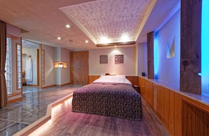 Decoración personalizada, muebles diferentes, escritorio y wifi gratis