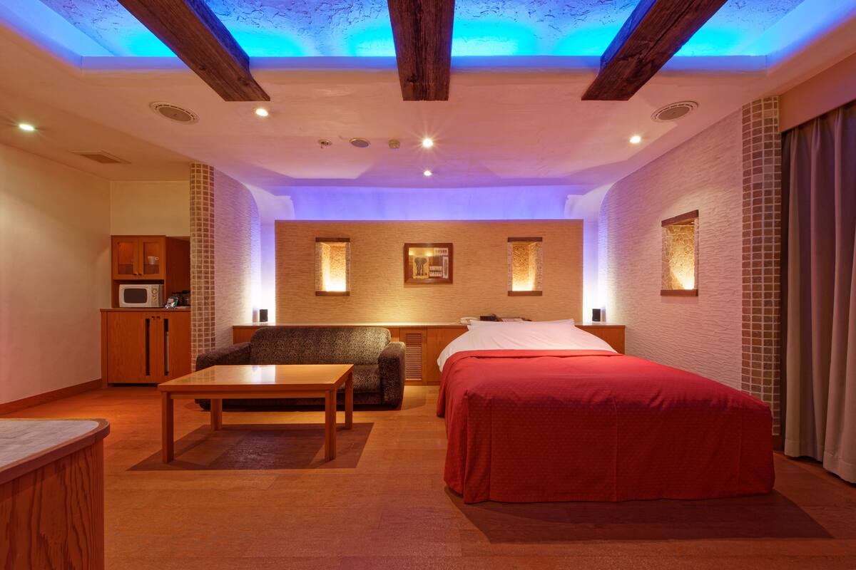 Decoración personalizada, muebles diferentes, escritorio y wifi gratis