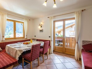 Dining - Beautiful apartment for 9 guests with WIFI, TV and balcony (Campitello Di Fassa)
