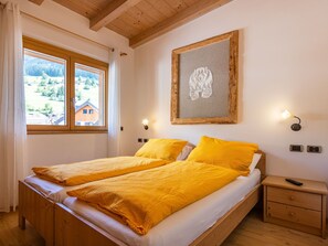 4 bedrooms, travel cot, free WiFi, bed sheets