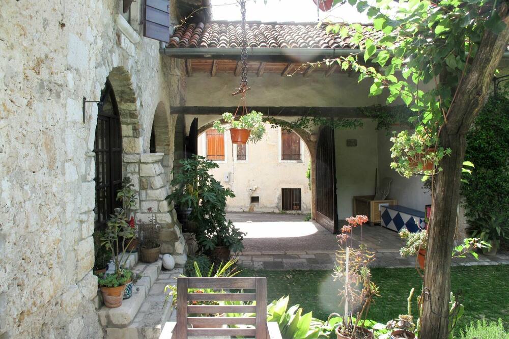 Stunning private villa for 6 people with terrace and parking