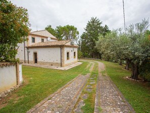 Un edificio tradicional con techo de tejas y un sendero de piedra que lo lleva a él.