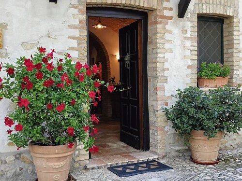 Stunning private villa for 10 guests with A/C, private pool, WIFI, TV, patio and pets allowed