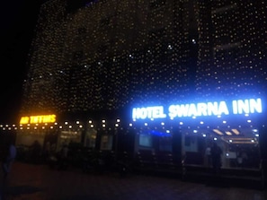 Un edificio con un letrero que dice "HOTEL SWARNA INN".