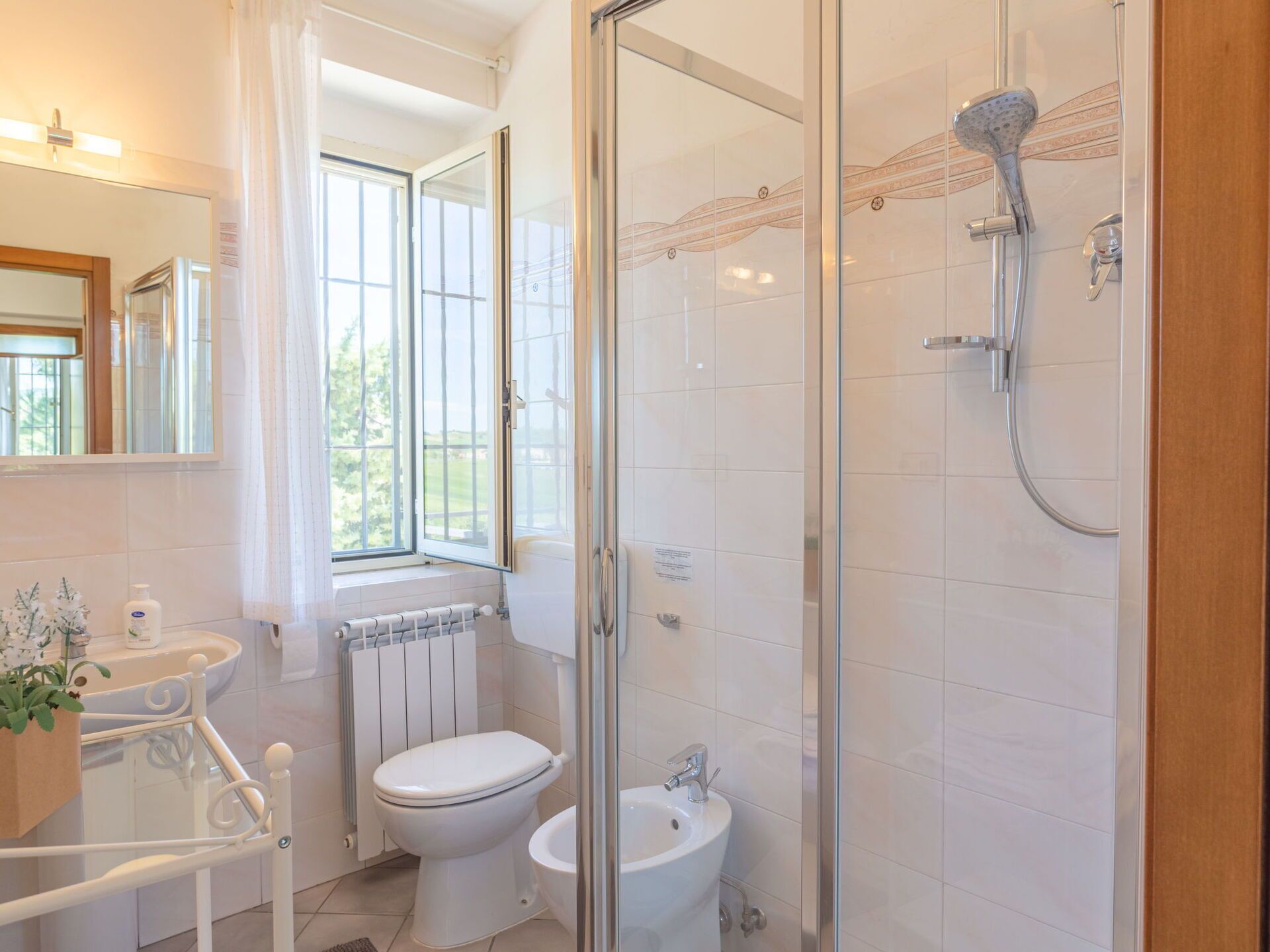 Une salle de bain moderne équipée de toilettes, d’un bidet et d’une douche.