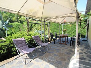 Outdoor dining - Wonderful private villa for 6 people with WIFI, A/C, private pool, TV, patio and pets allowed (Sestri Levante)