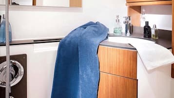 Refrigerador, parrilla de estufa y utensilios de cocina