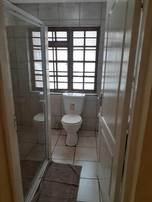 Habitación estándar | Baño | Amenidades de baño gratuitas, toallas, jabón, shampoo