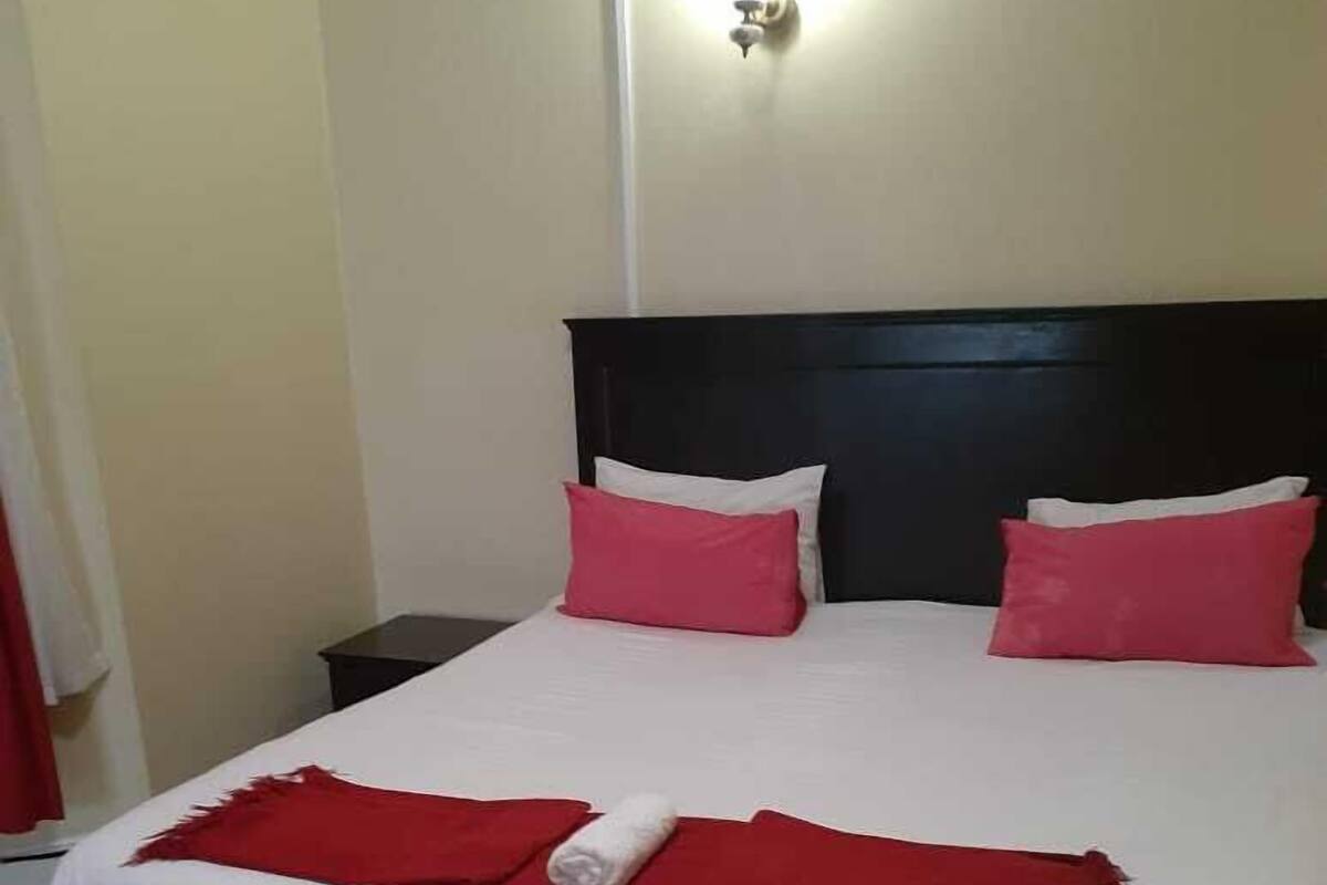 Habitación estándar | Escritorio, tabla de planchar con plancha y ropa de cama