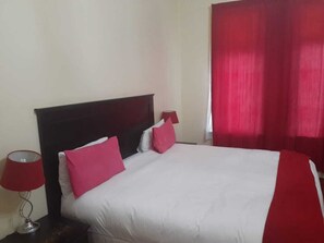 Habitación estándar | Escritorio, tabla de planchar con plancha y ropa de cama