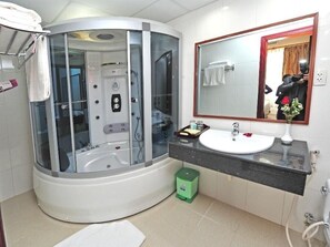 Shower, free toiletries, hair dryer, slippers - Duy Tan Vinh Hotel (Vinh)
