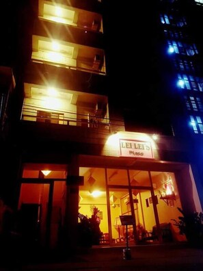 Majoituspaikan julkisivu illalla/yöllä