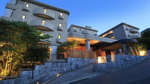 Un edificio moderno con numerosi balconi e facciata in pietra.