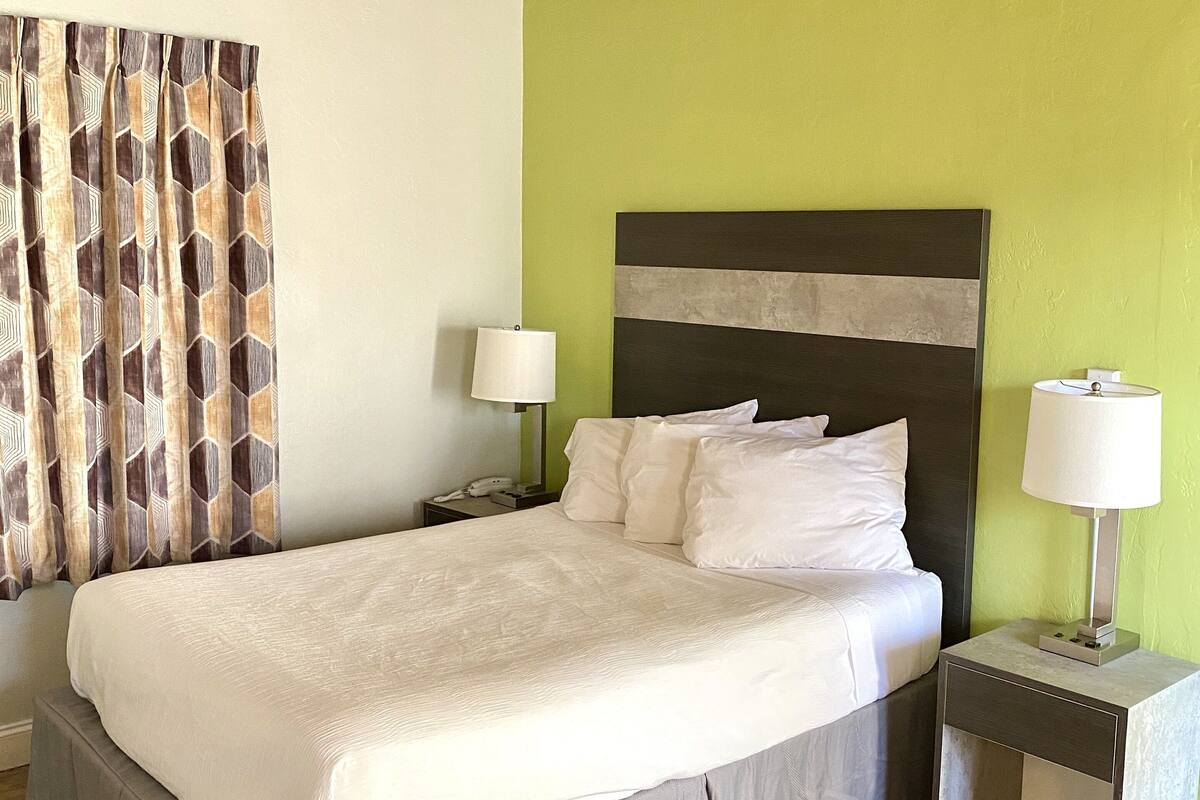 Single Room | Laptop workspace, blackout drapes, free WiFi, bed sheets