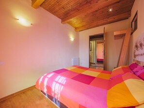 1 bedroom, iron/ironing board, free WiFi - Beautiful private villa for 4 guests with WIFI, A/C, TV, patio and pets allowed (Massa)