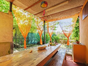 Outdoor dining - Beautiful private villa for 4 guests with WIFI, A/C, TV, patio and pets allowed (Massa)