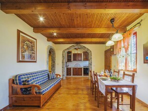 Dining - Beautiful private villa for 4 guests with WIFI, A/C, TV, patio and pets allowed (Massa)