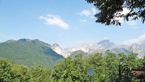 Eine Berglandschaft mit einem Holzzaun und einer Satellitenschüssel im Vordergrund.