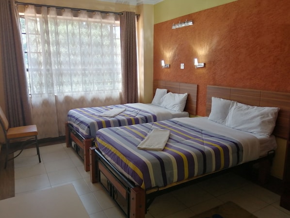 Habitación Deluxe con 2 camas individuales | Cortinas blackout, wifi gratis y ropa de cama 