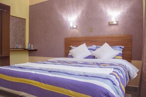 Blackout drapes, free WiFi, bed sheets - Santa Fe Hotel (Nairobi)