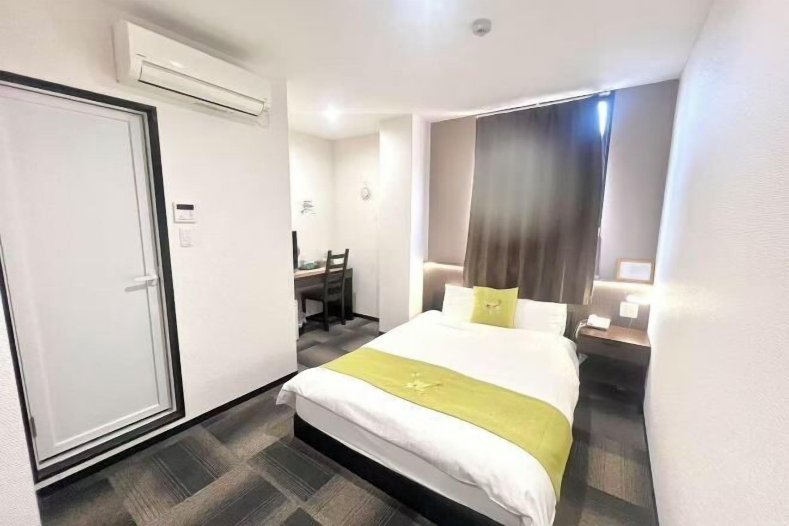 デスク、ノートパソコン用作業スペース、遮光カーテン、WiFi (無料)