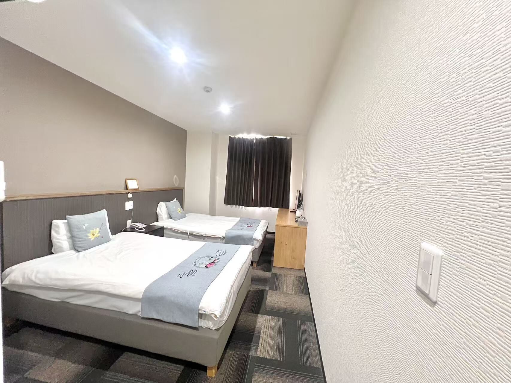 办公桌、笔记本电脑工作区、遮光窗帘、免费 WiFi