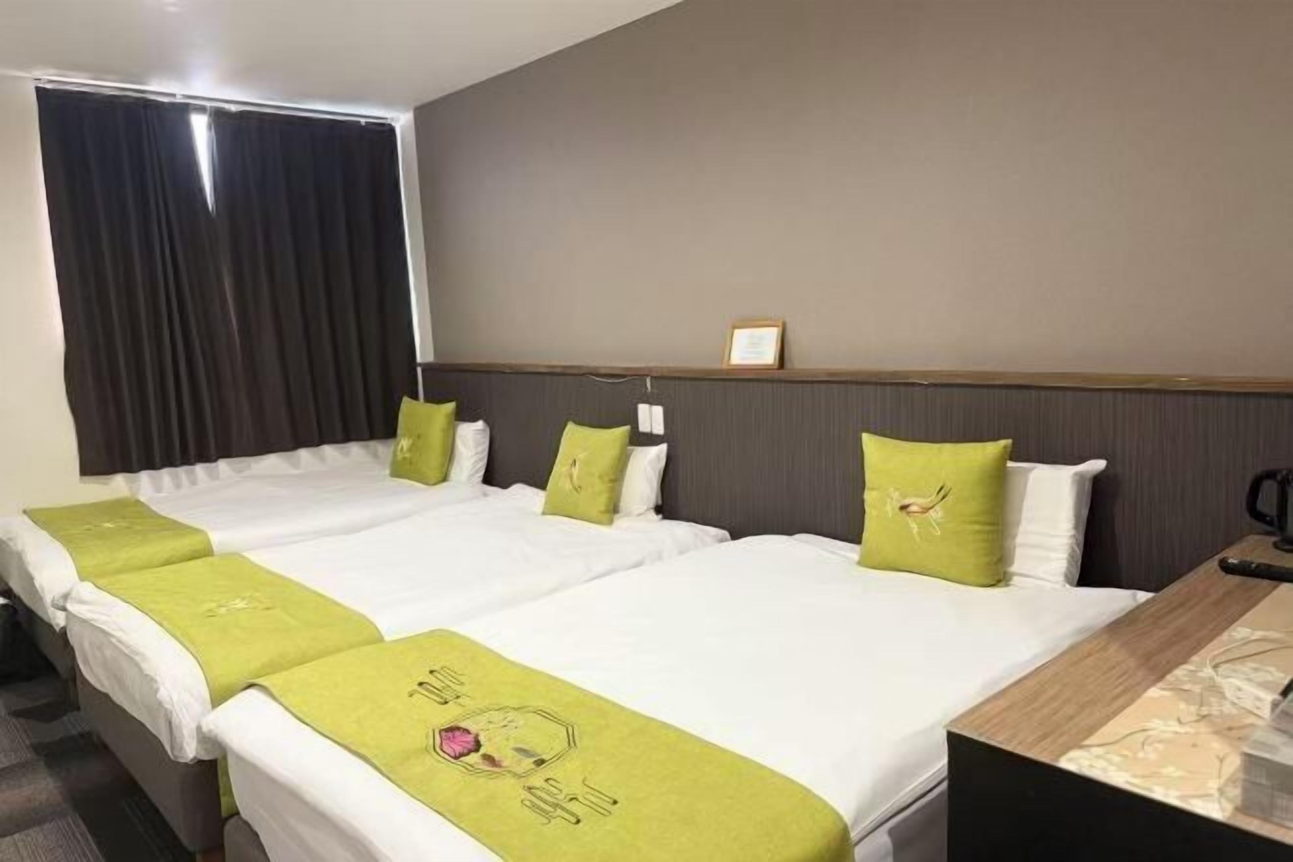 デスク、ノートパソコン用作業スペース、遮光カーテン、WiFi (無料)