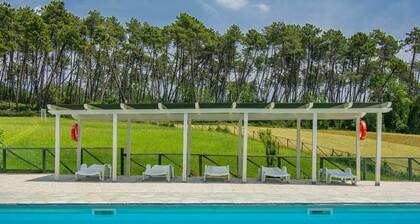 Confortable appartement avec climatisation, piscine, TV, patio, animaux admis et vue panoramique