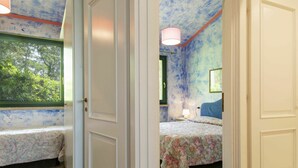 Une chambre à coucher avec un lit, une fenêtre et une porte.