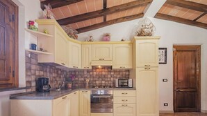 A kitchen with light-colored cabinets, a tiled backsplash, a built-in oven, and a microwave. - Wonderful private villa for 4 people with A/C, WIFI, TV, patio and pets allowed (Lucca)