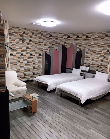 Twin Room | Desk, iron/ironing board, free WiFi. Business Inn Nagashima