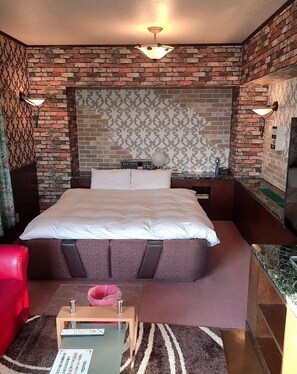 Double Room | Desk, iron/ironing board, free WiFi