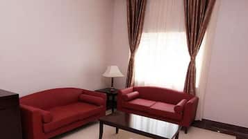 Kamar Eksekutif | Ruang keluarga | Televisi 43-inci dengan saluran TV satelit