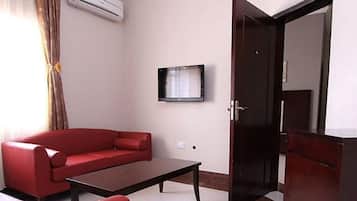 Kamar Eksekutif | Ruang keluarga | Televisi 43-inci dengan saluran TV satelit