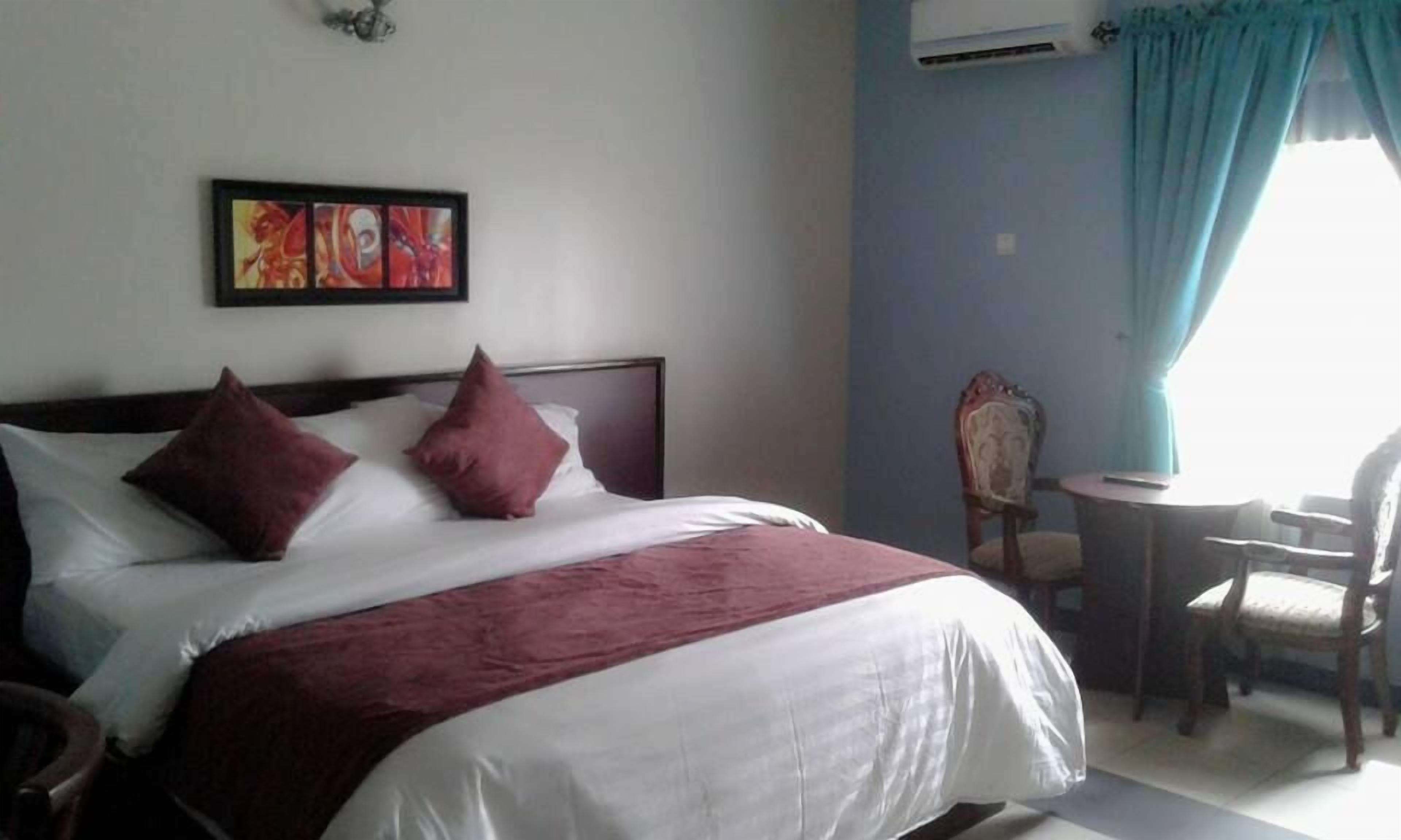 Deluxe Room | Minibar, desk, laptop workspace, blackout drapes