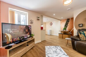 Unclassified image, 5 of 21, button - Jesouth Mezzanine Suite 💫 Comfy 💫Homey💫Pleasant (Hull)