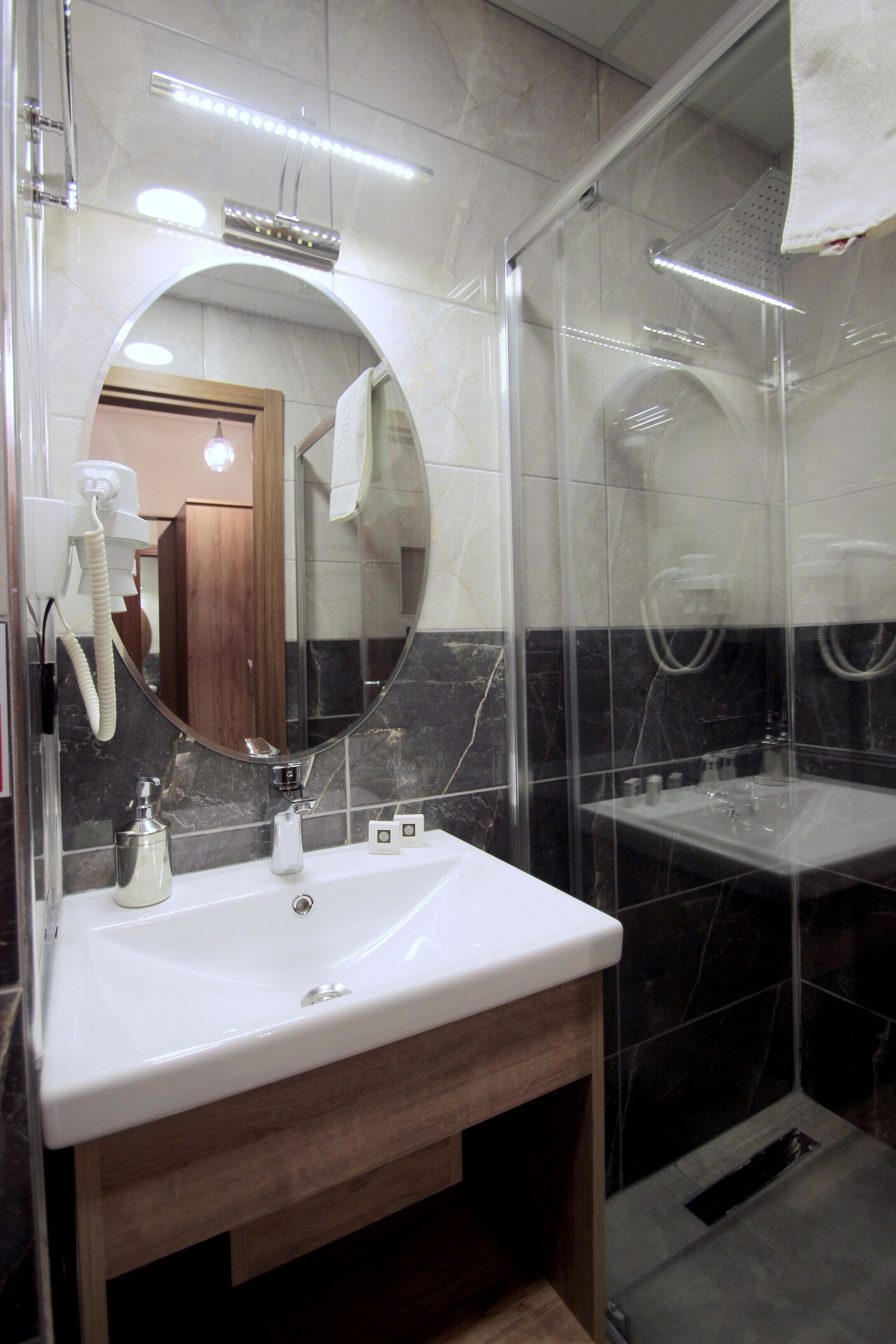 Dusche, Regendusche, Designer-Toilettenartikel, Haartrockner