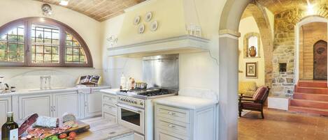 Mikrobølgeovn, ovn, opvaskemaskine, højstol