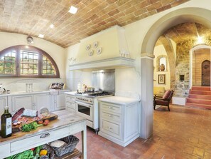 Een microgolfoven, een oven, een vaatwasser, een kinderstoel