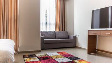 Apartamento panorâmico | Área de estar | Smart TV 44 polegadas com canais digitais, TV, Netflix